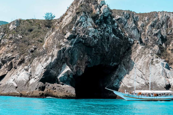 Arraial do Cabo RJ - Passeios de Barco Gruta Azul Arraial do Cabo #RJ #Viagem #Praia #ArraialdoCabo