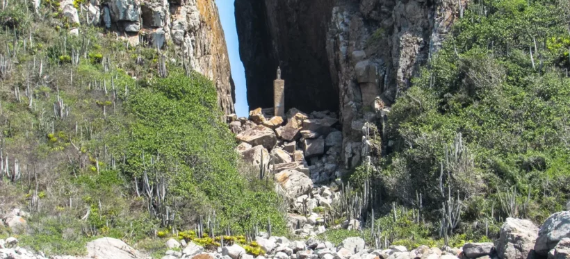 Passeio em Fenda de Nossa Senhora Praia da Ilha do Farol Arraial do Cabo Vamos Trilhar