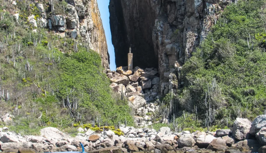 Passeio em Fenda de Nossa Senhora Praia da Ilha do Farol Arraial do Cabo Vamos Trilhar